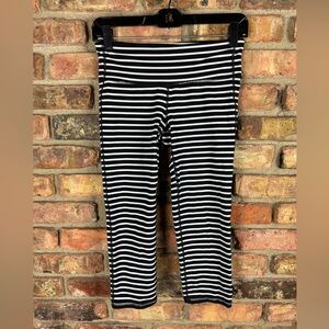 ATHLETA Chaturanga Stripes Capri Yoga Pants
Leggings Black & White Size S